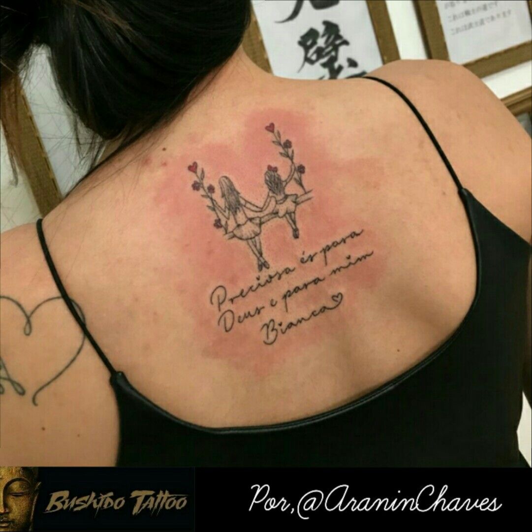 tatuagem silhueta mãe filhos balanço