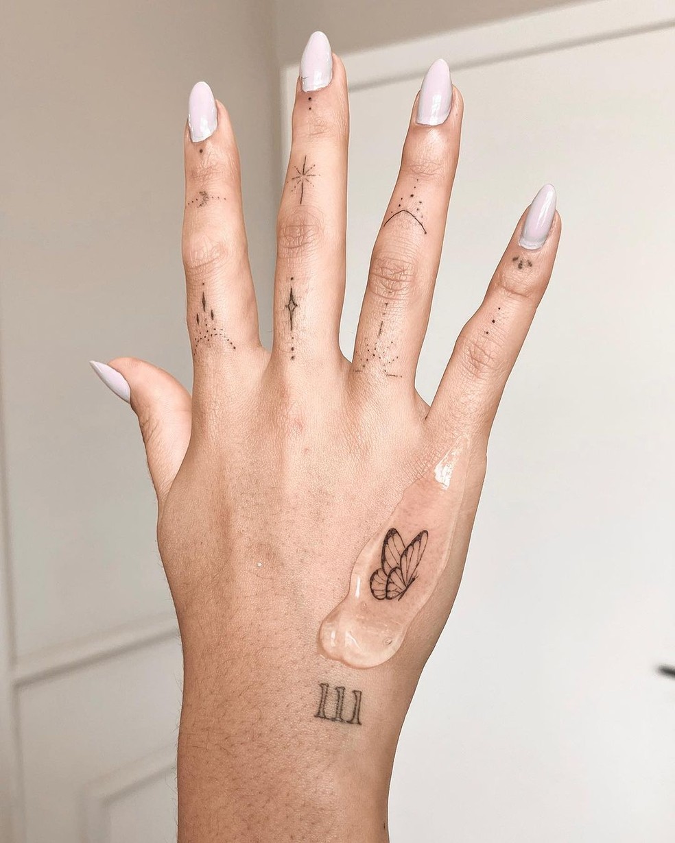 tatuagem feminina nos dedos