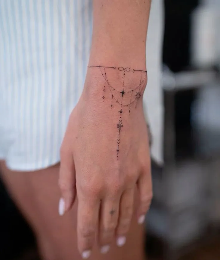 tatuagem de cruz na mão