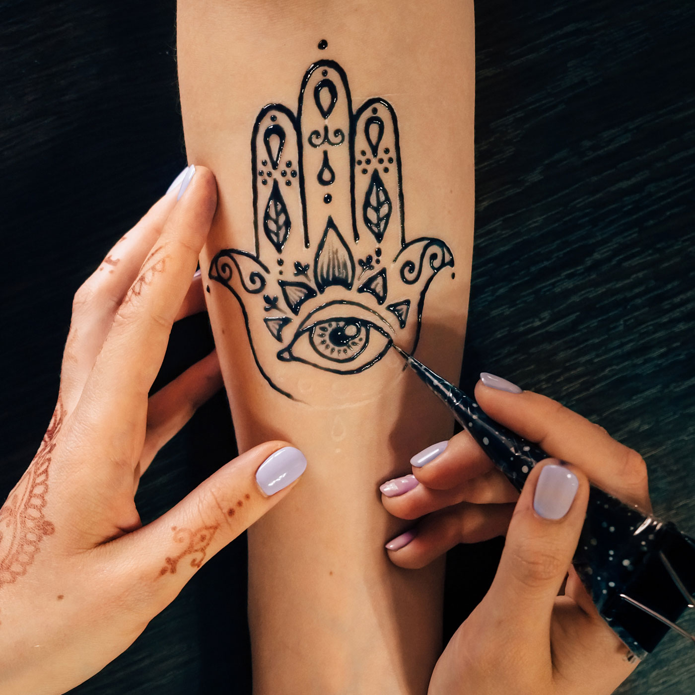 tatuagem de símbolo na mão