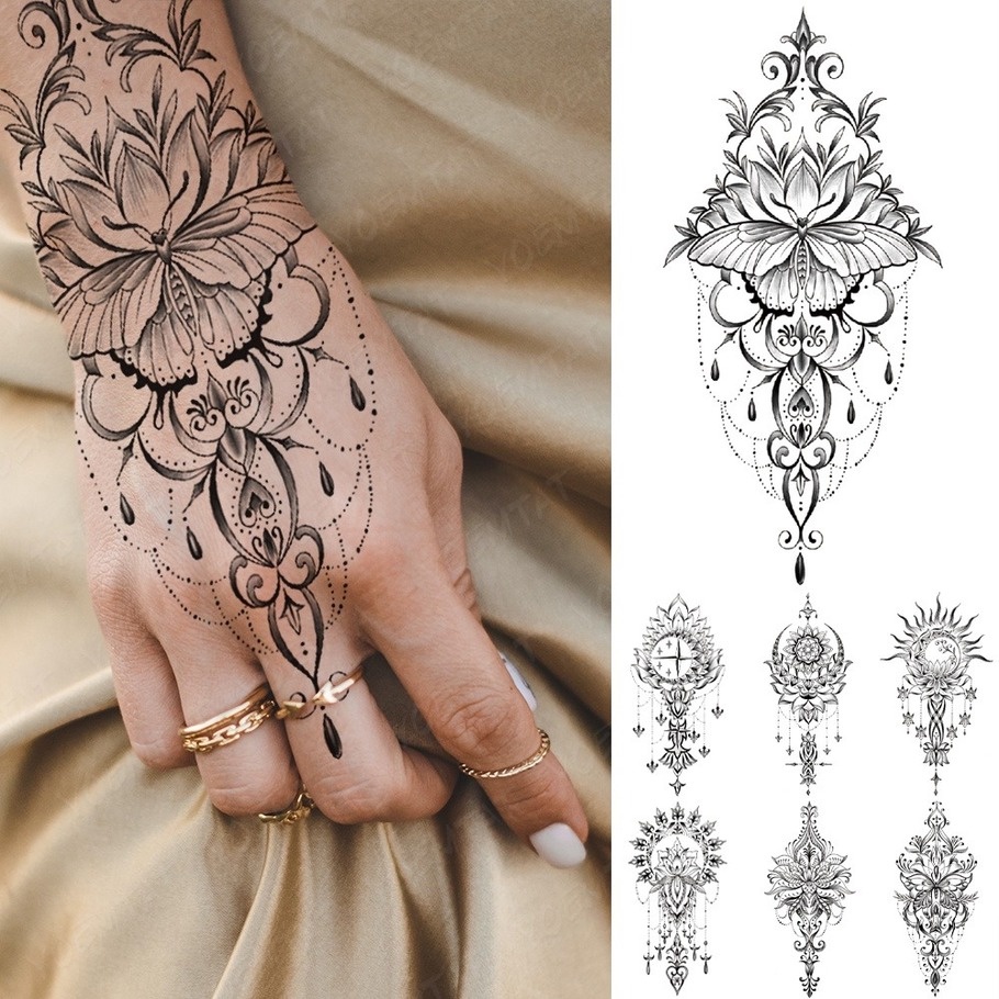 tatuagem feminina nos dedos