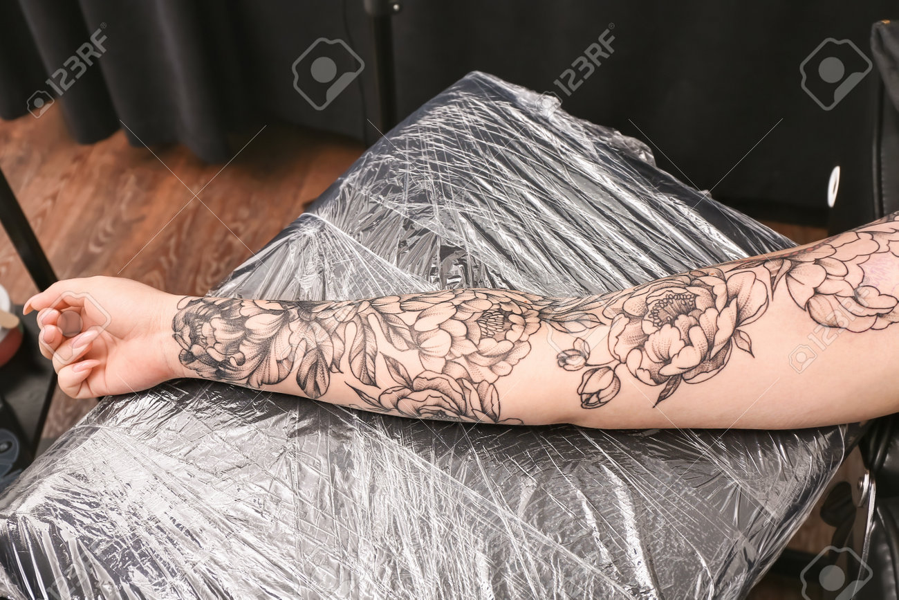 tatuagem feminina no pulso