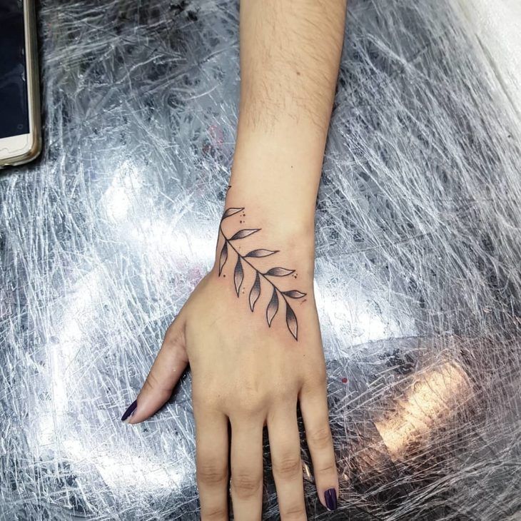 tatuagem de anel na mão