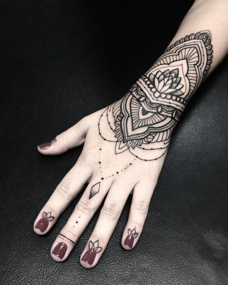 tatuagem feminina no pulso