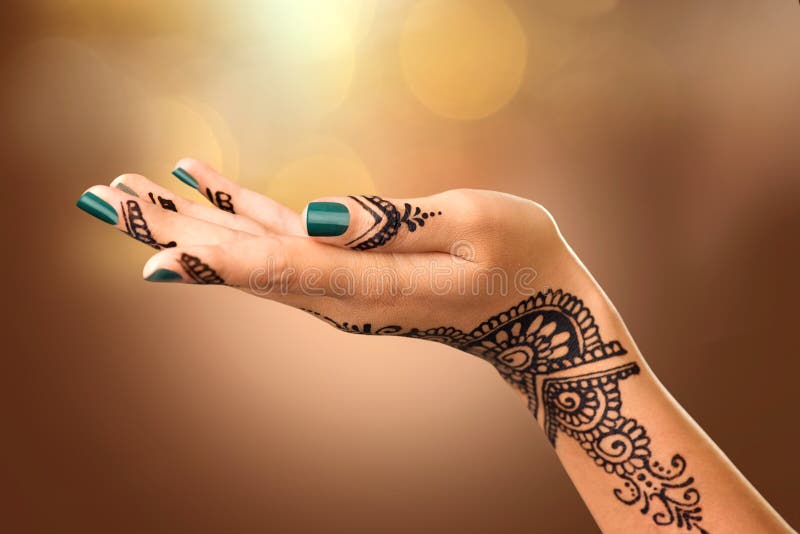 tatuagem de cobra na mão feminina