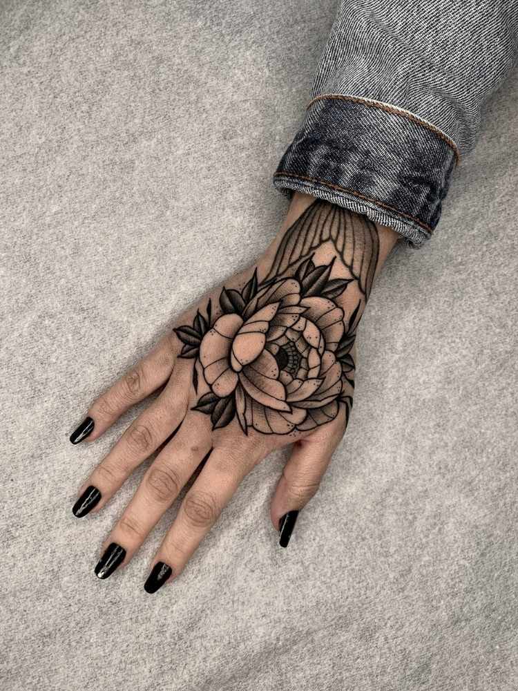 tatuagem de anel na mão