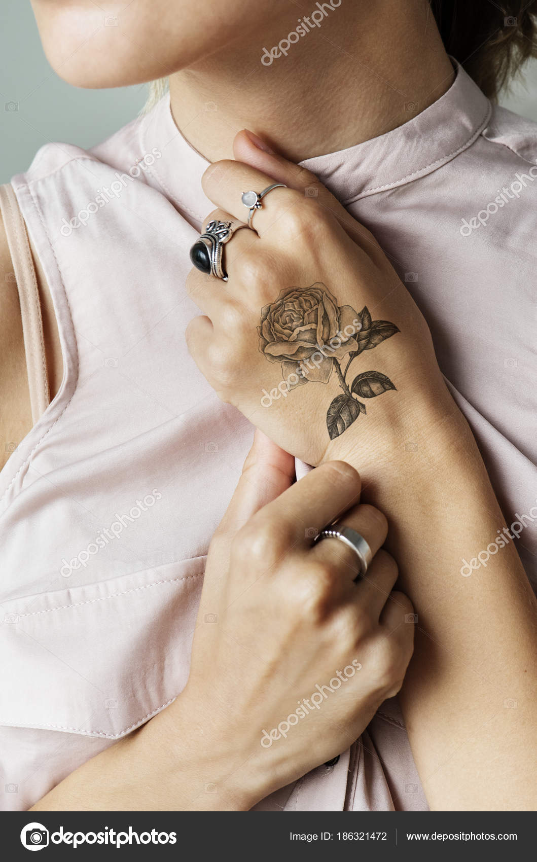 tatuagem de mandala na mão