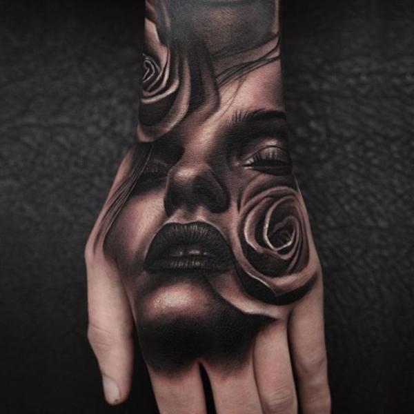 tatuagem de cobra na mão feminina