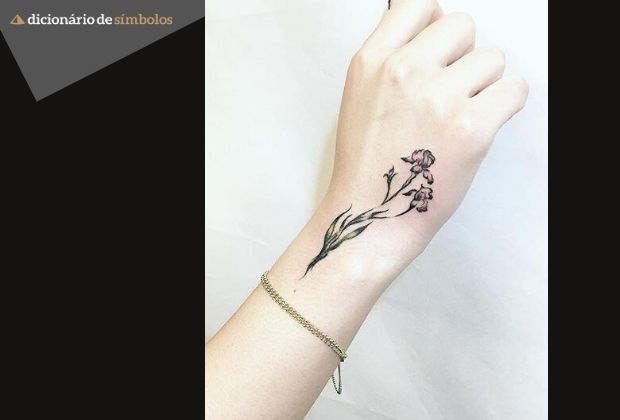 tatuagem de rosa na mão mulher