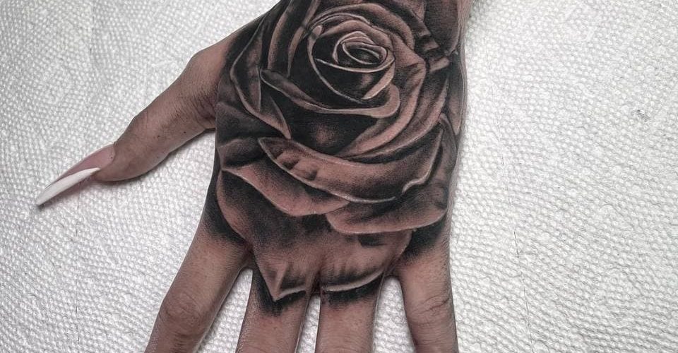 tatuagem de infinito na mão