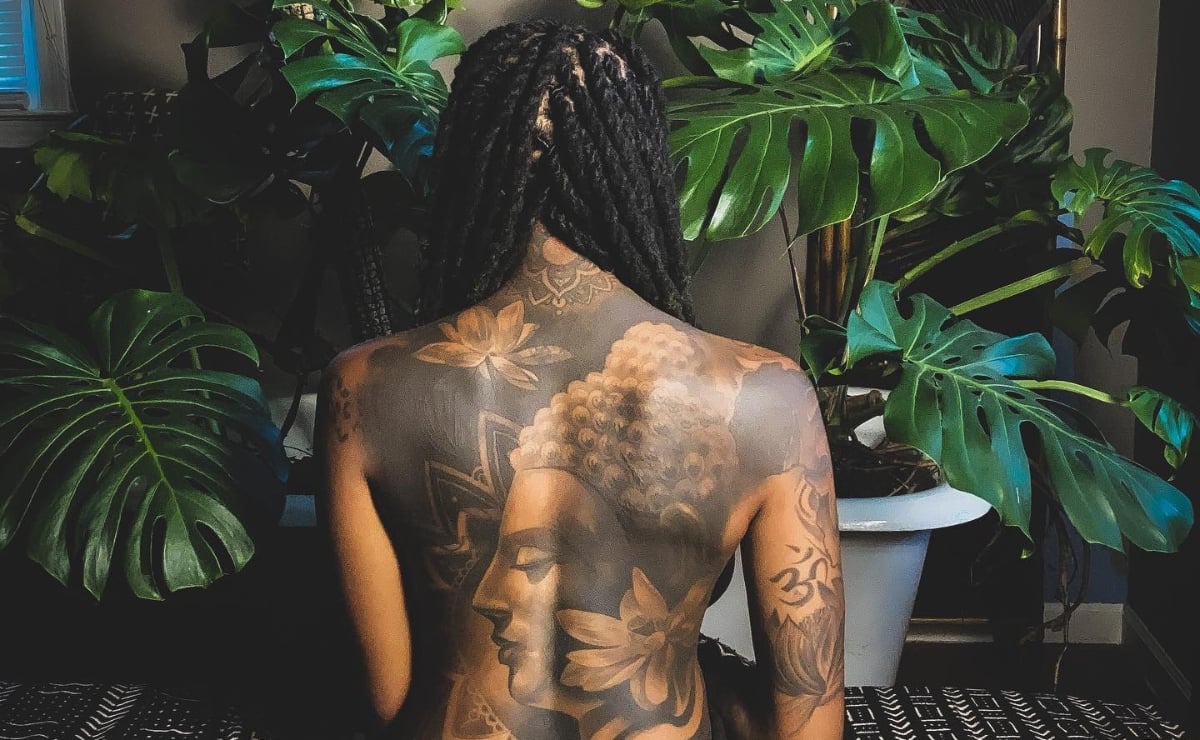 tatuagem costas cristo masculina