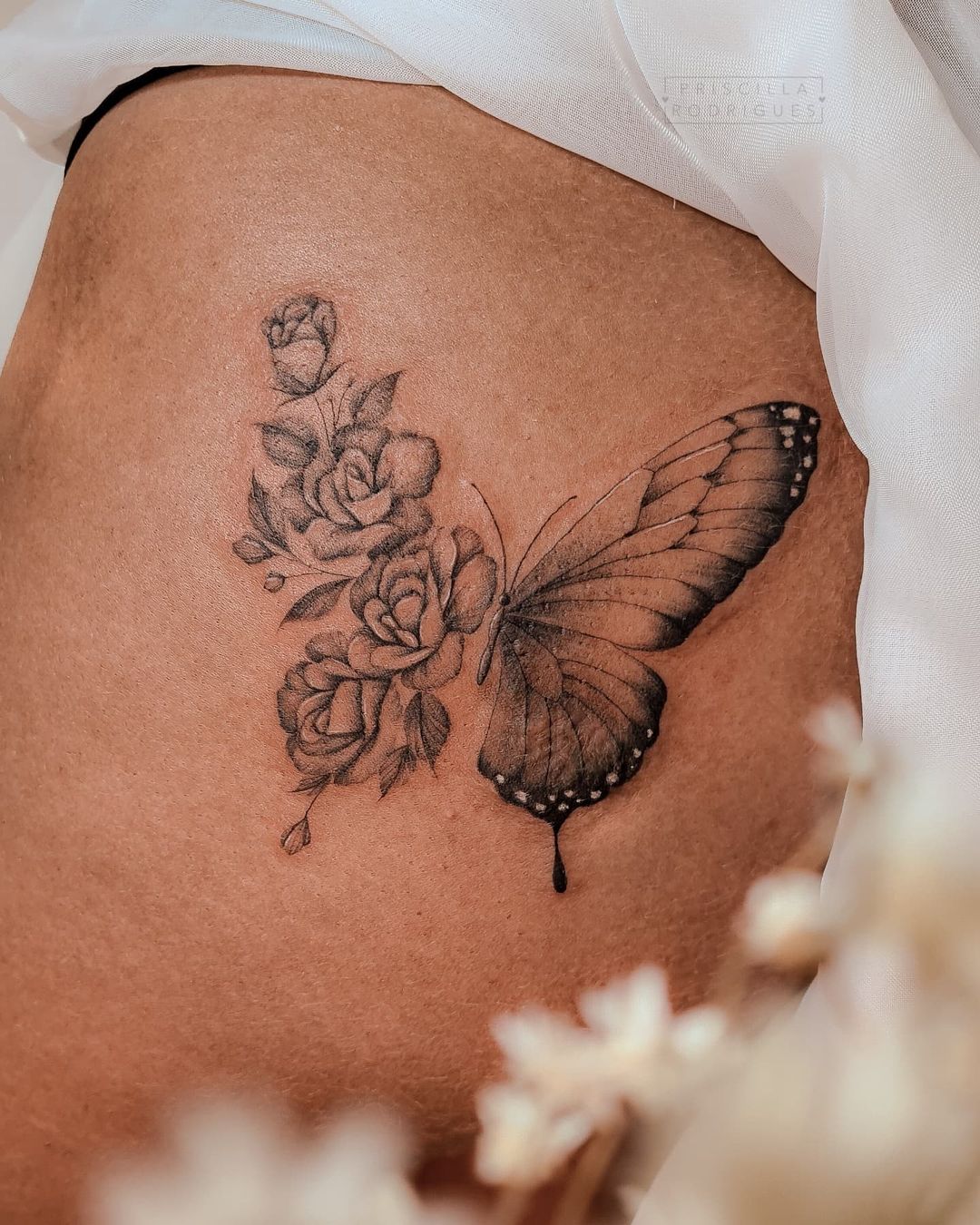 tatuagem minimalista bunda