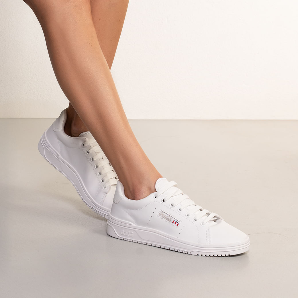 looks com tênis Coca-Cola feminino
