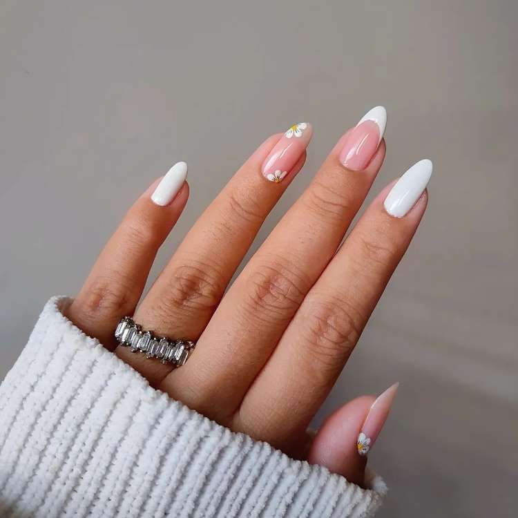 unhas amendoadas brancas decoradas