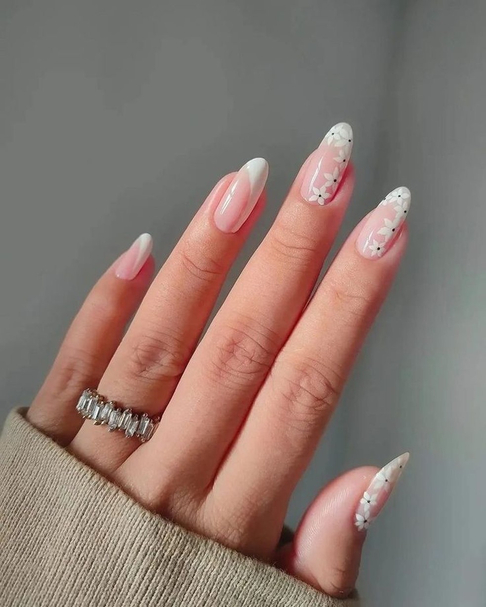 nail art almond branca
