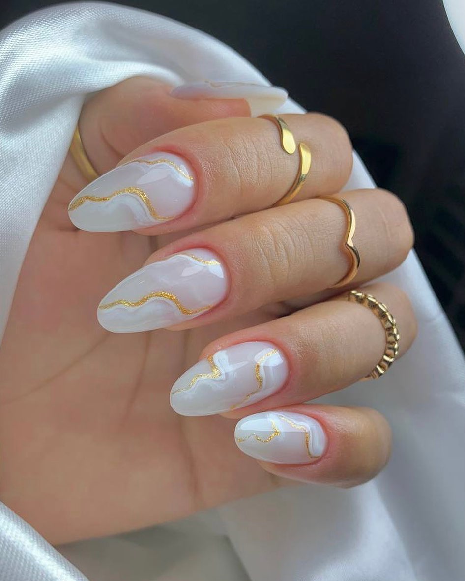 unha almond branca com glitter