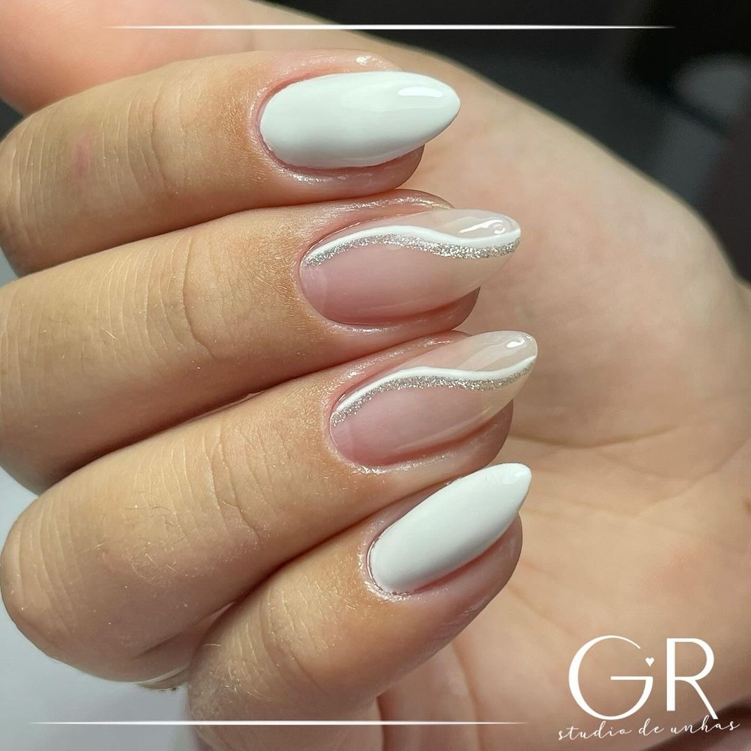unha de gel transparente com brilho de vidro