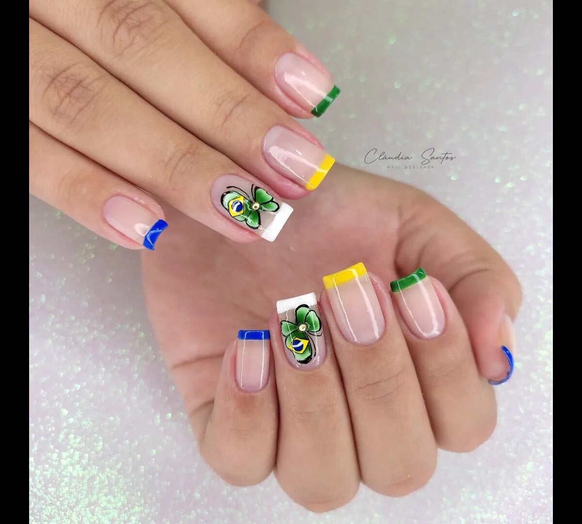 unha decorada verde amarela