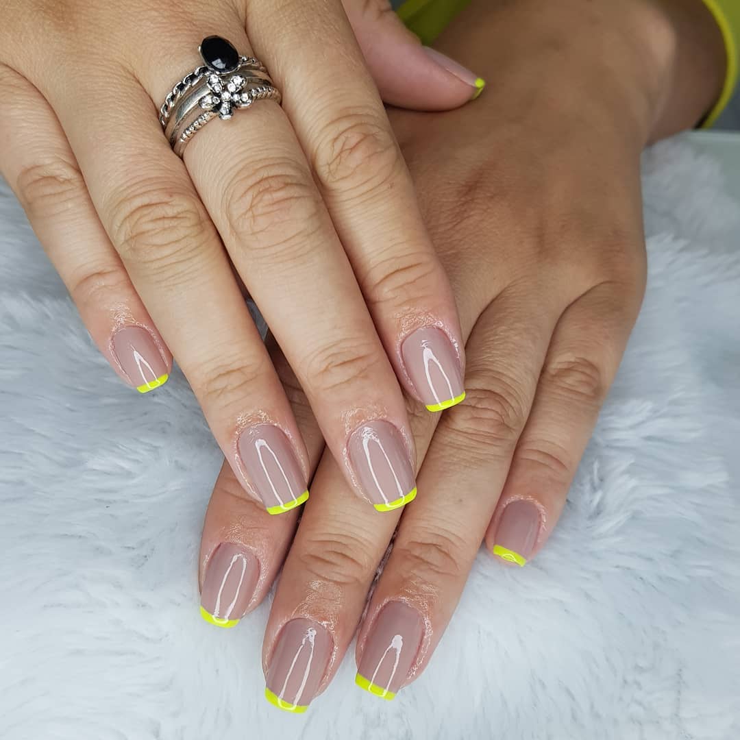 unha neon verde e amarelo