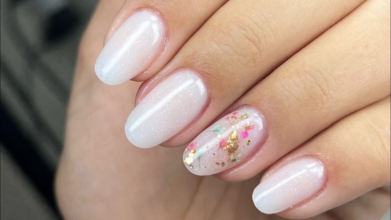 unha encapsulada com flor seca