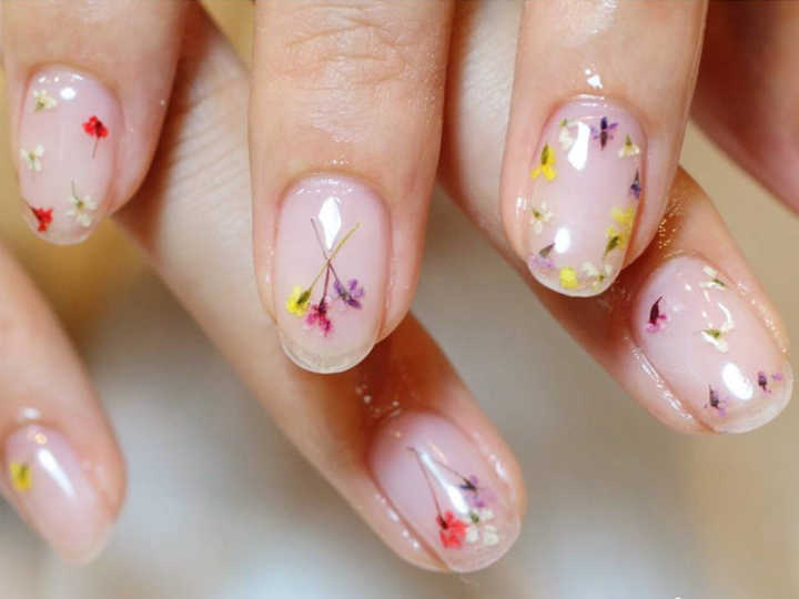 unha de gel com flor natural