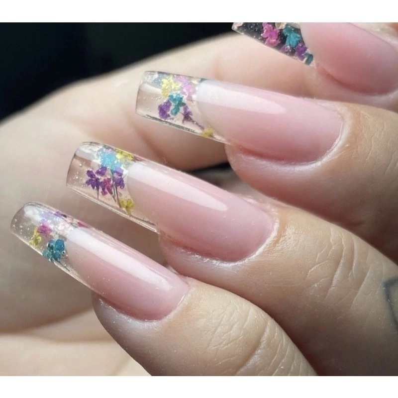 unha decorada com pétalas