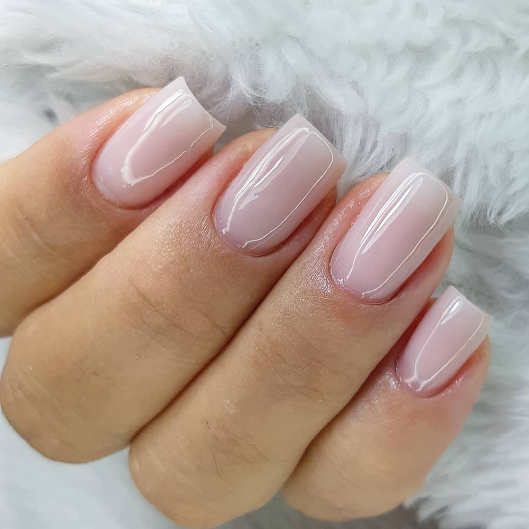 unhas em gel rosa claro