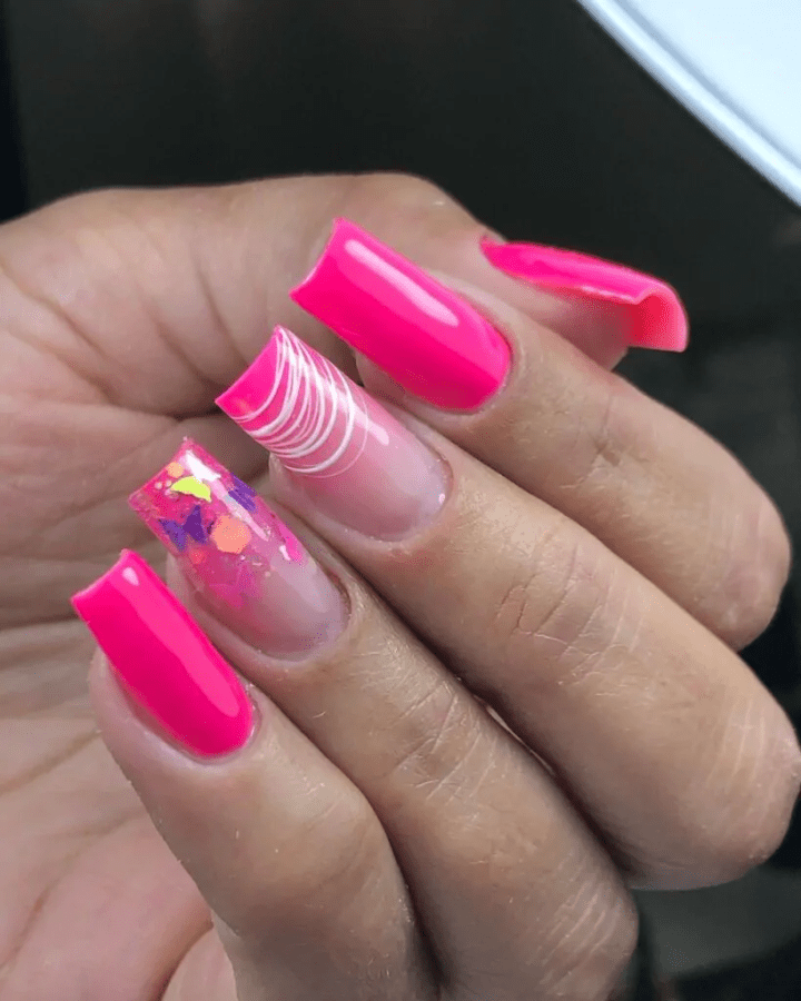 Unhas cor de rosa