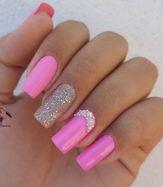 unhas cor de rosa