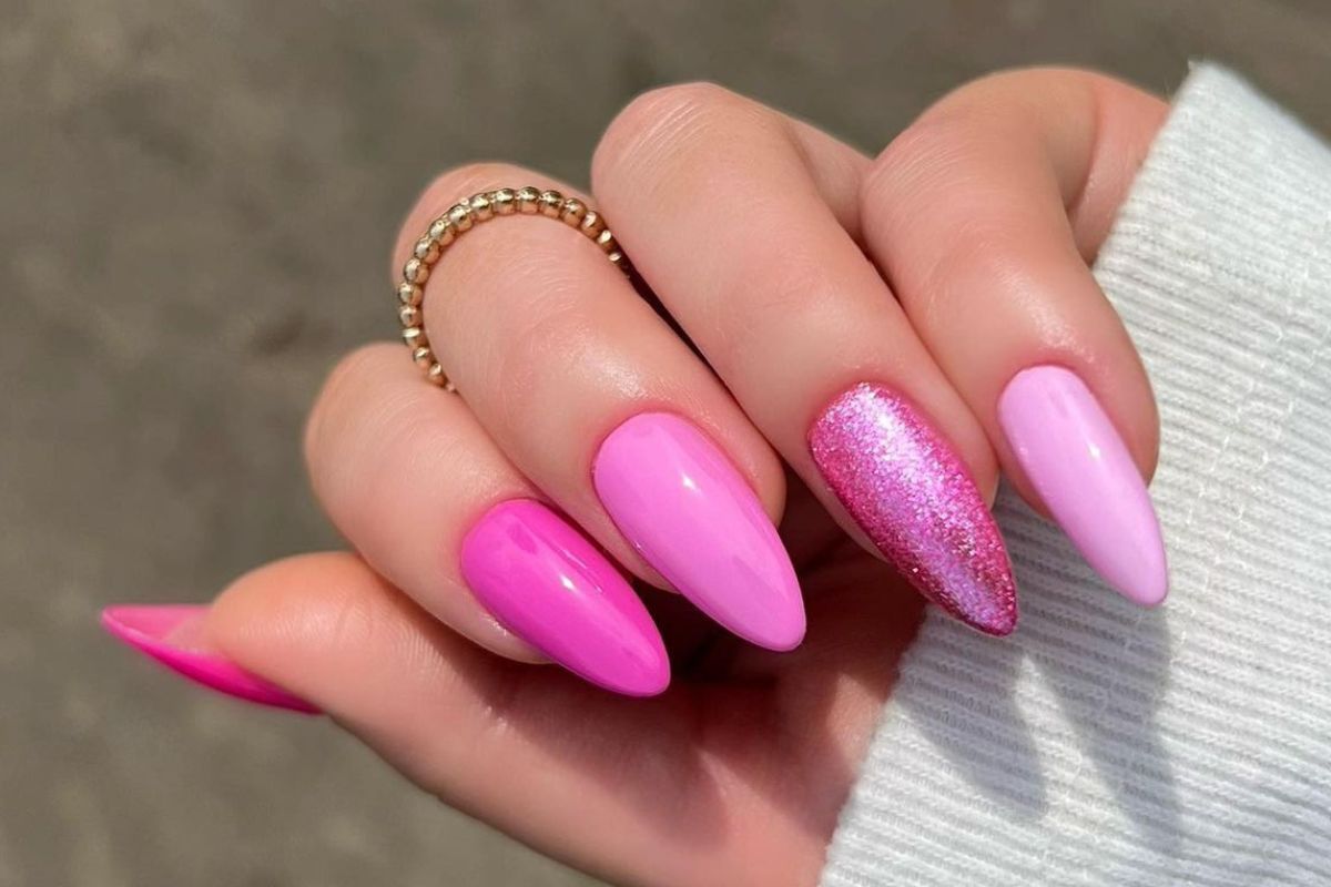 unhas rosa chiclete