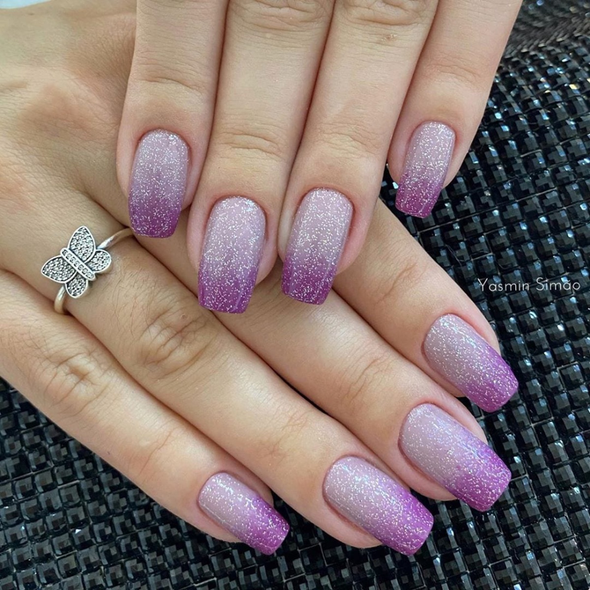 unha roxa com glitter discreto