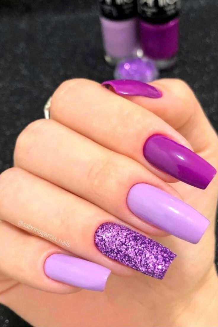 unha roxa com glitter ousada