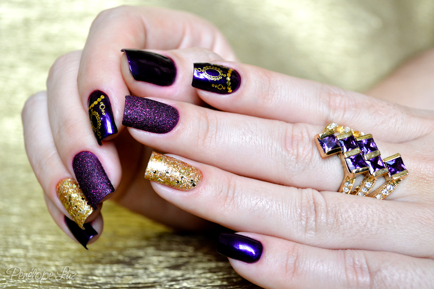 unha roxa com glitter fosco