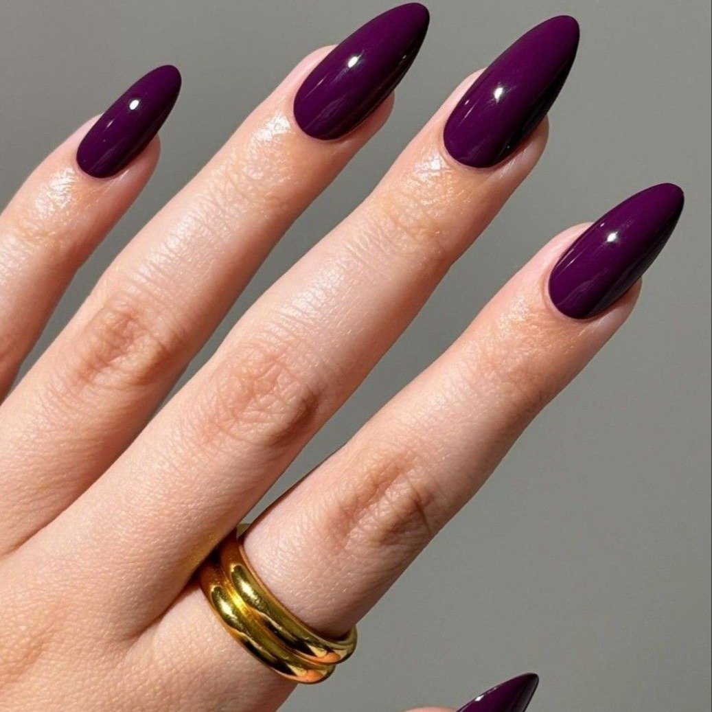 unha roxa com glitter metalizado
