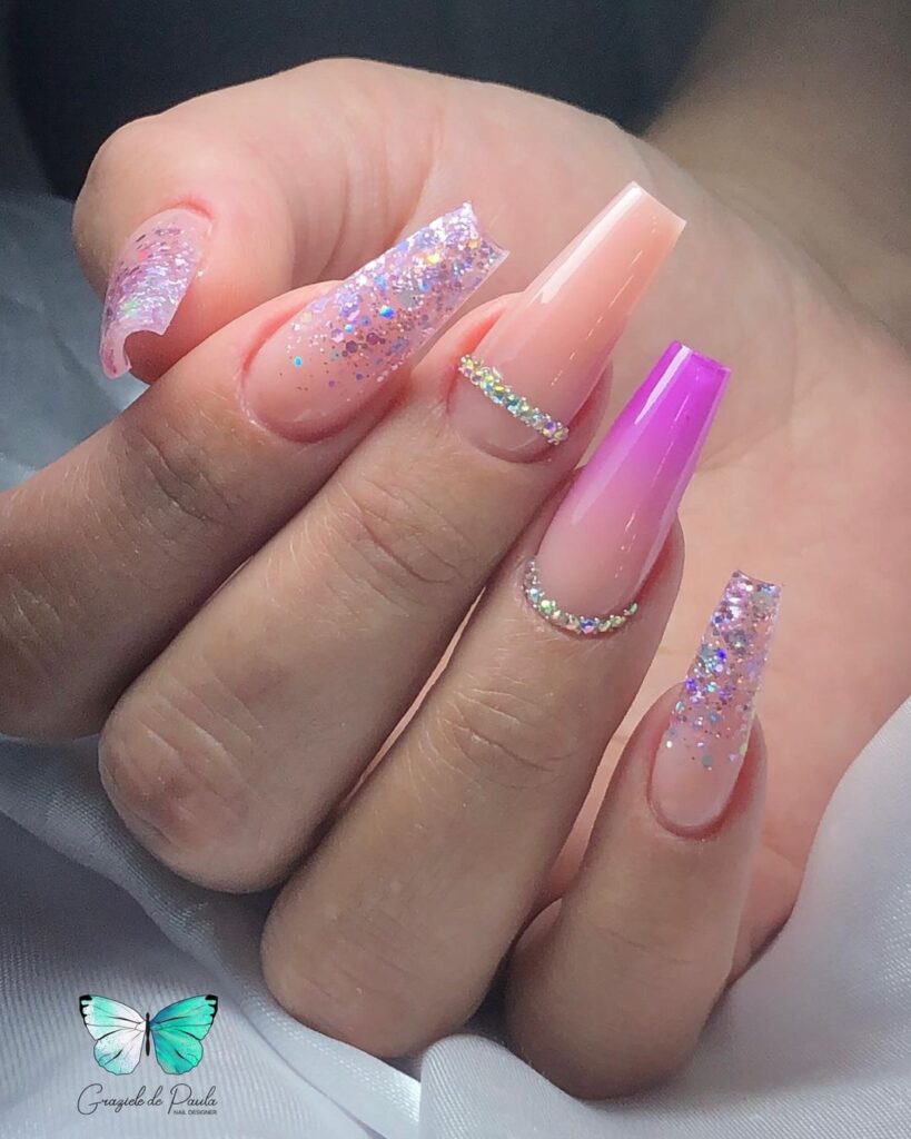 unha roxa com glitter colorido