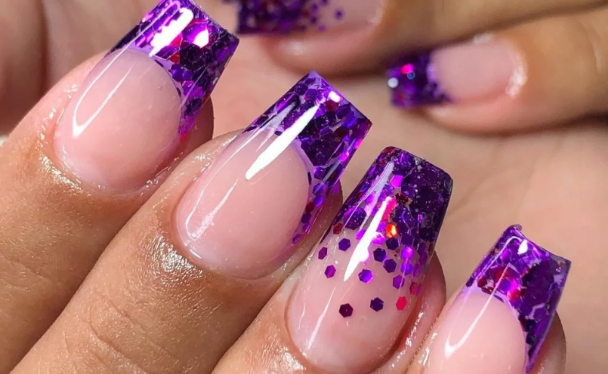 unha roxa com glitter degradê
