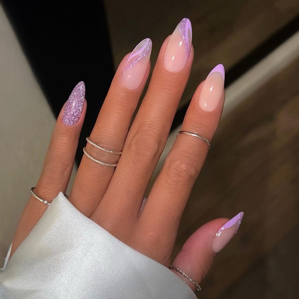 unha roxa com glitter francesinha