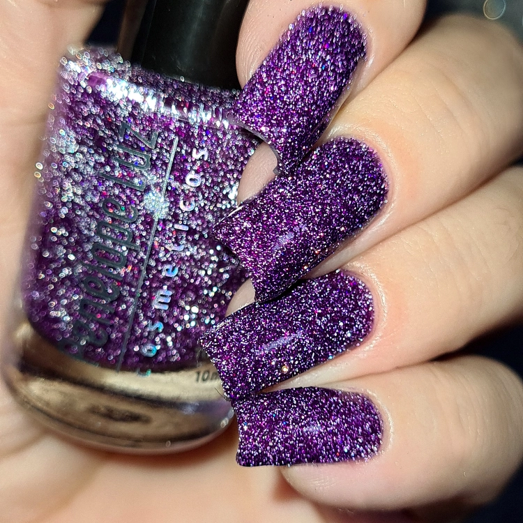 unha roxa com glitter fininho