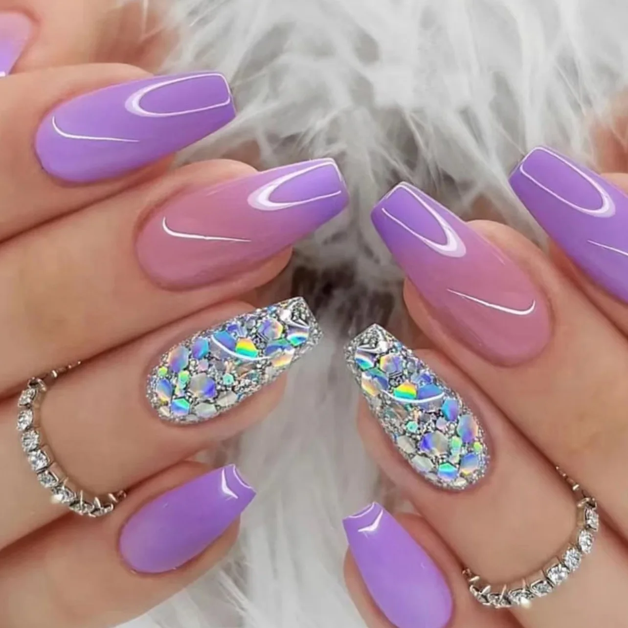 unha roxa com glitter fininho