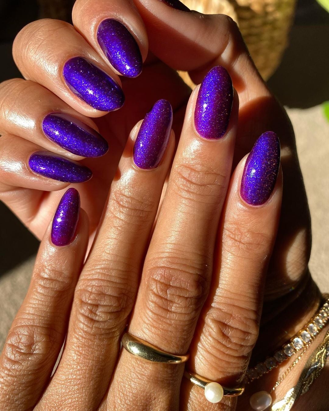 unha roxa com glitter grosso