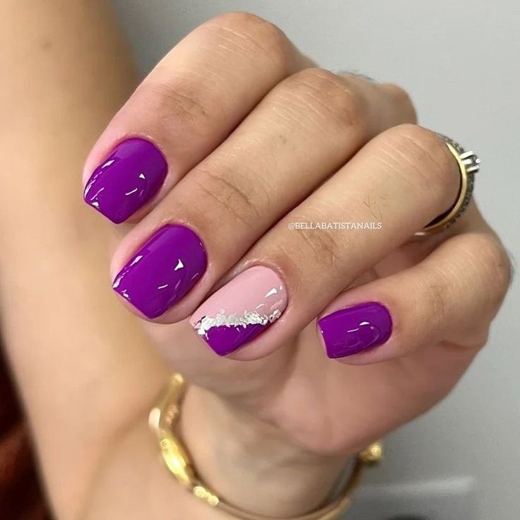 unha roxa com glitter encapsulado
