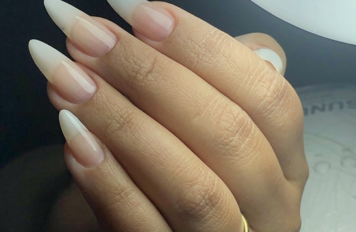 unhas amendoadas francesinha