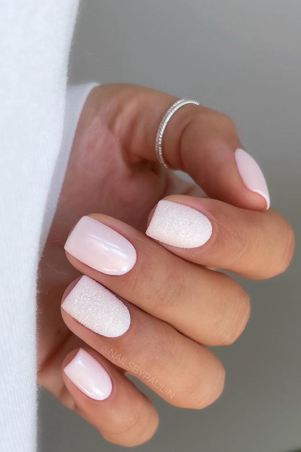 unhas brancas delicadas baby boomer