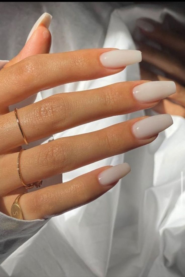 unhas brancas delicadas micro french