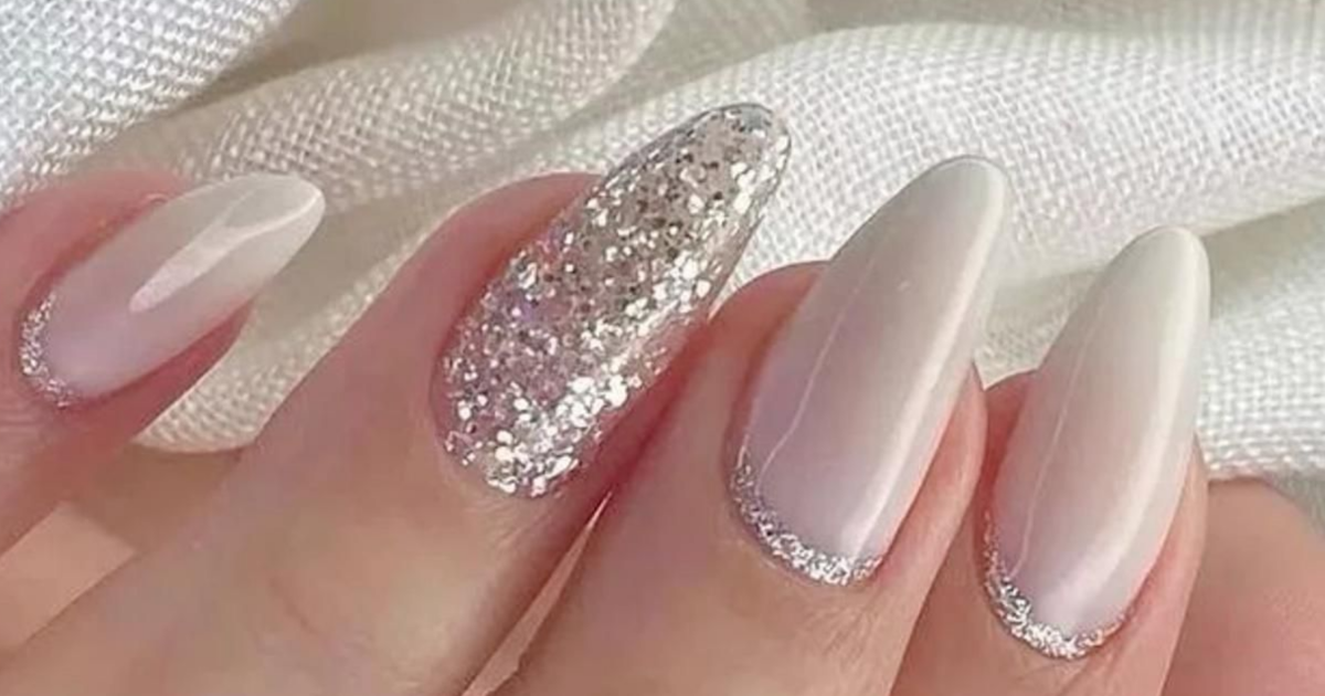 unhas brancas delicadas com glitter