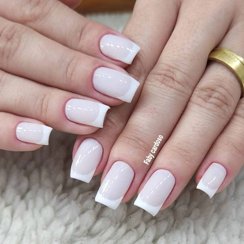 unhas brancas delicadas flores