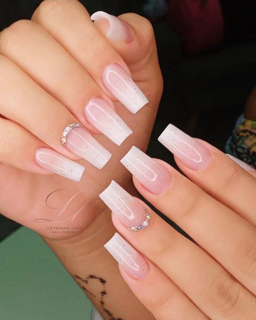 unhas brancas delicadas perolado