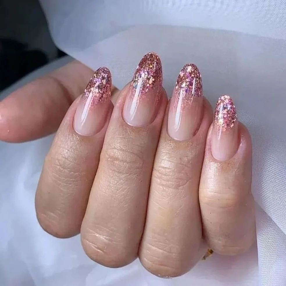 unha amendoada com glitter