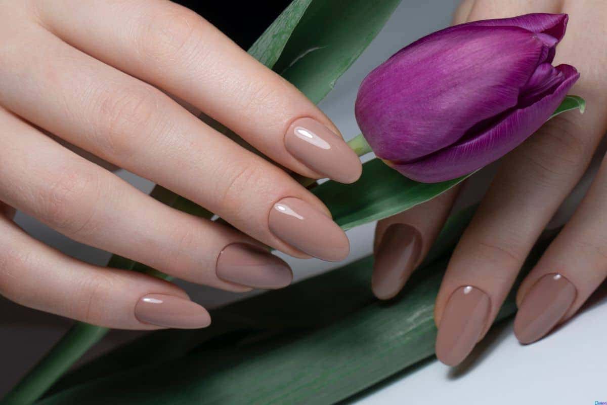 unha decorada nude e branca