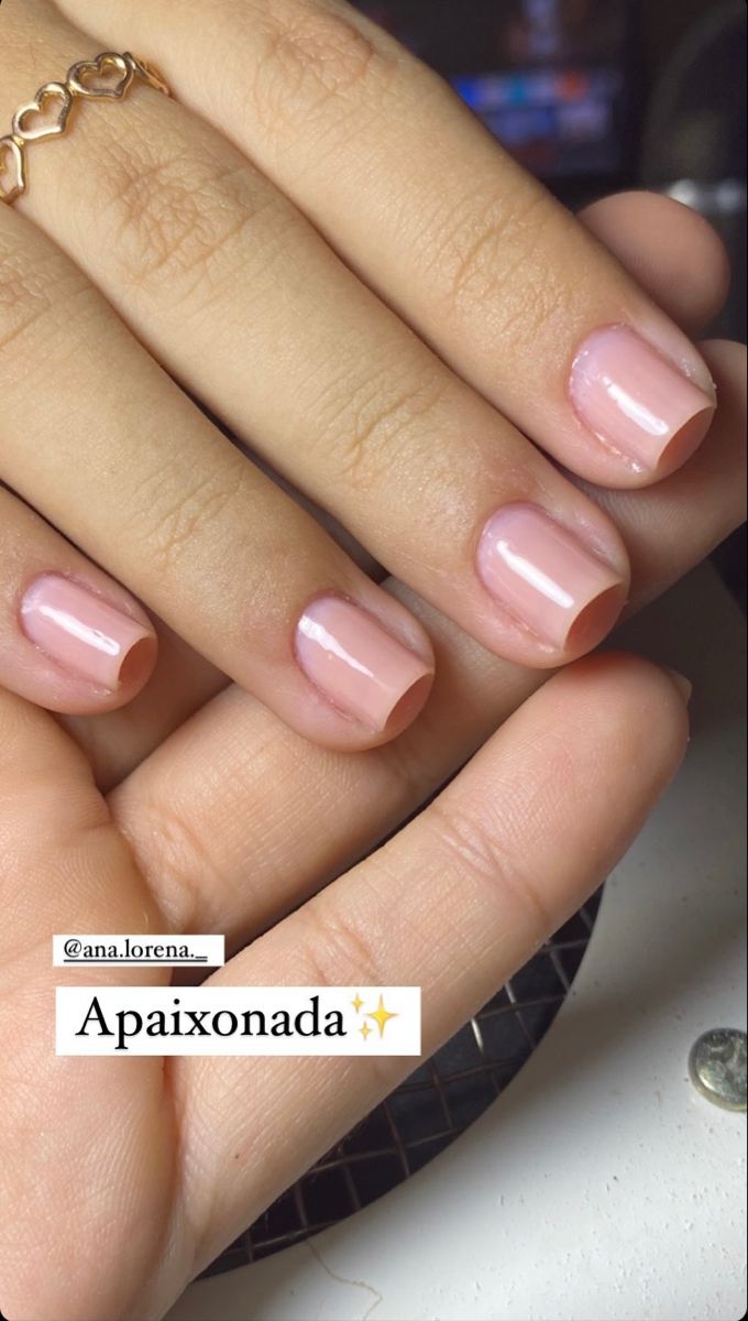 unhas de gel curtas e delicadas